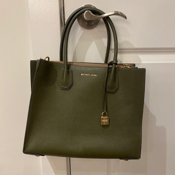 Micheal Kors Purse - Picture 1 of 7